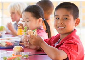 Students eating lunch 